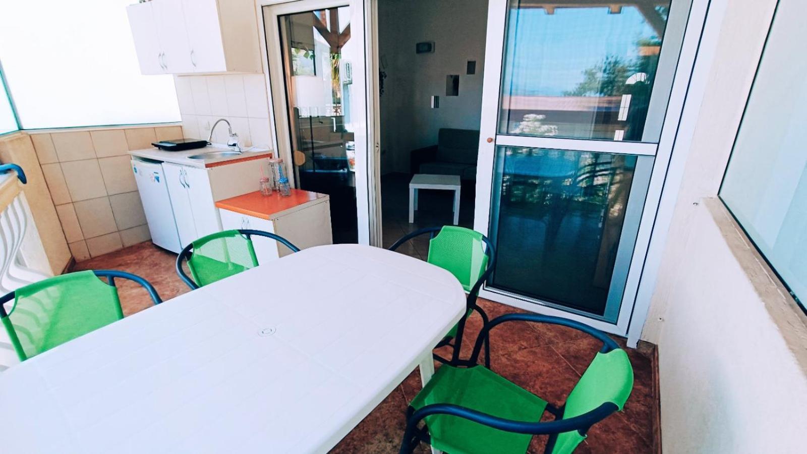 Beach Apartment With Beach Chairs N.1 Утеха Стая снимка