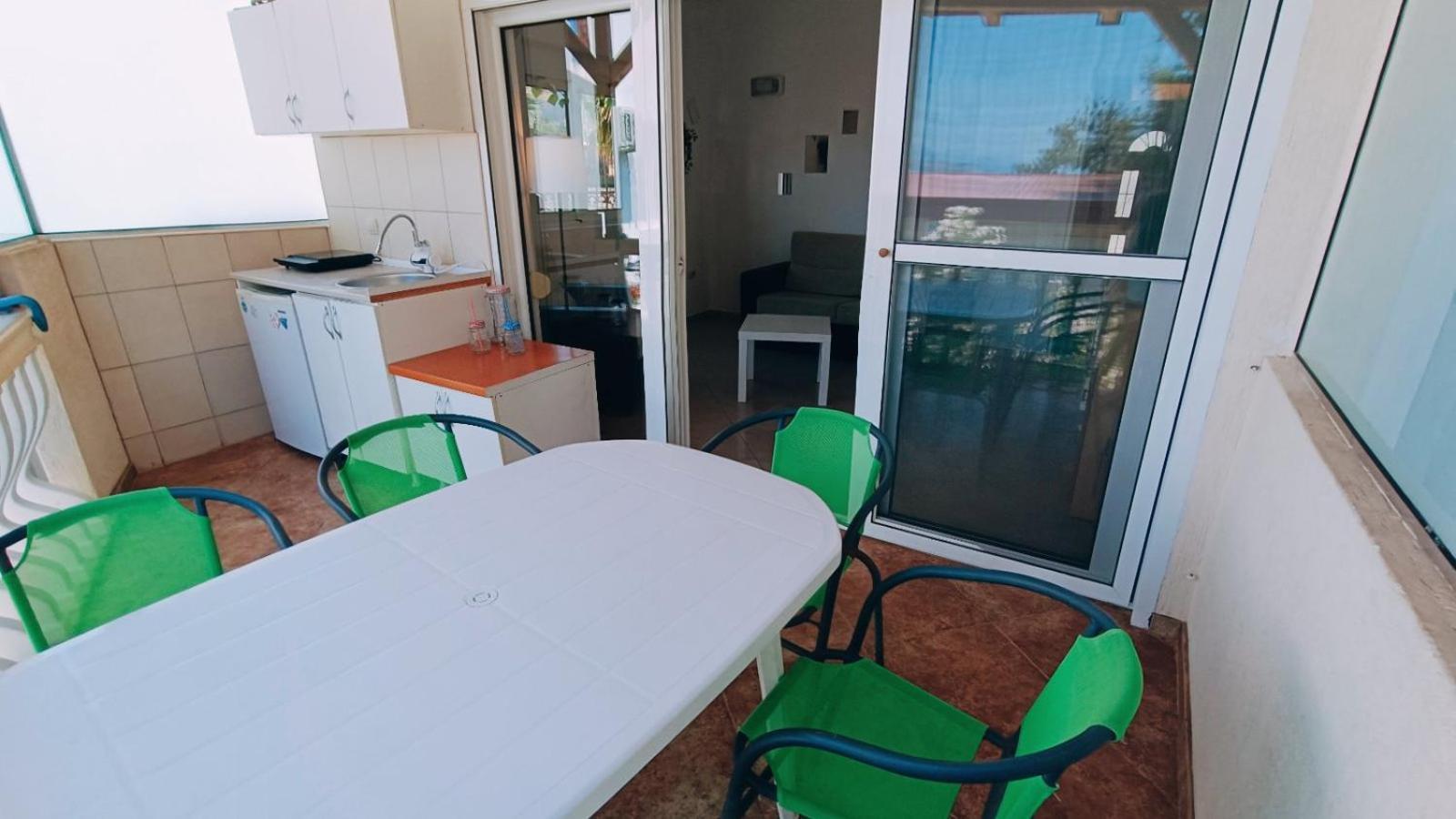Beach Apartment With Beach Chairs N.1 Утеха Стая снимка