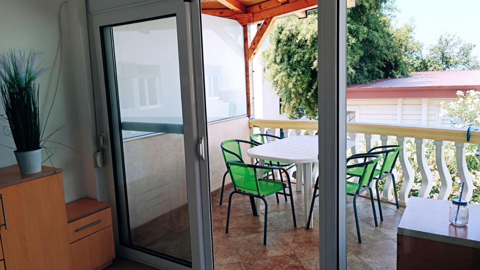 Beach Apartment With Beach Chairs N.1 Утеха Стая снимка